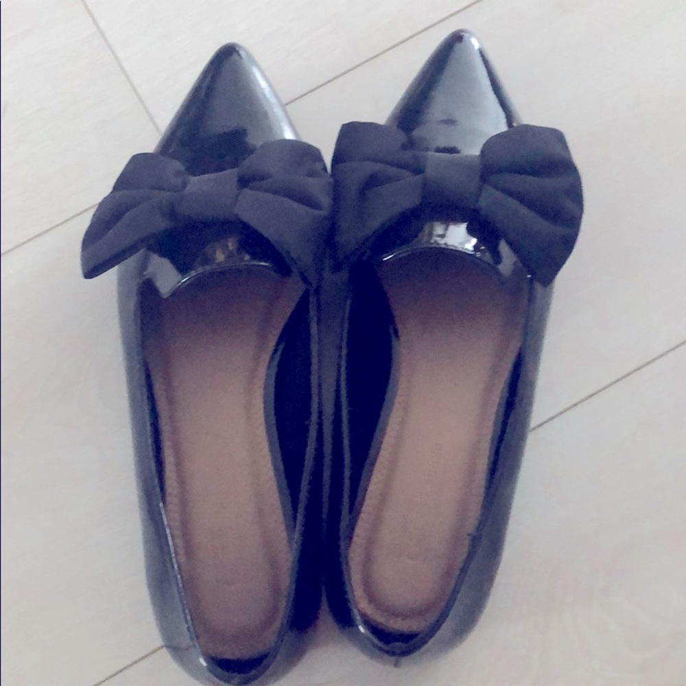 Never worn before flats with bow